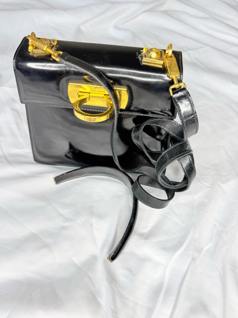 Black Salvatore Ferragamo Gancini Hand Bag
Enamel 2way Black Gold Auth